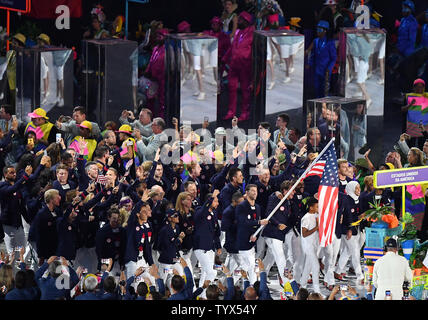 Michael Phelps a le drapeau américain qu'il dirige les États-Unis dans l'arène lors de la cérémonie d'ouverture des Jeux Olympiques de Rio 2016 commence à Rio de Janeiro, Brésil le 5 août 2016. Photo par Kevin Dietsch/UPI Banque D'Images