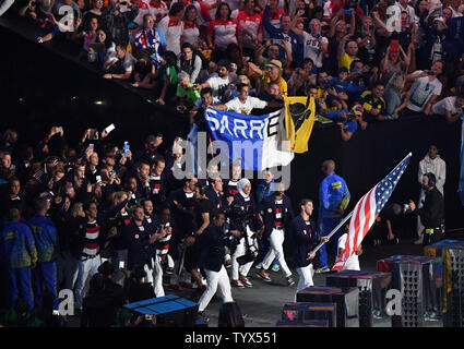 Michael Phelps a le drapeau américain qu'il dirige les États-Unis dans l'arène lors de la cérémonie d'ouverture des Jeux Olympiques de Rio 2016 commence à Rio de Janeiro, Brésil le 5 août 2016. Photo par Kevin Dietsch/UPI Banque D'Images