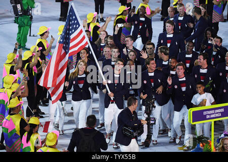 Michael Phelps a le drapeau américain qu'il dirige les États-Unis dans l'arène lors de la cérémonie d'ouverture des Jeux Olympiques de Rio 2016 commence à Rio de Janeiro, Brésil le 5 août 2016. Photo par Terry Schmitt/UPI Banque D'Images