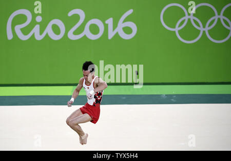 Le Japon a Yusuka Tanaka passe par sa routine au sol au cours de la gymnastique artistique masculine qualifications des Jeux Olympiques de Rio 2016 à Rio de Janeiro, Brésil, 6 août 2016. L'équipe du Japon a été médaillé d'or de la Chine en 2008 et en 2012. Photo de Mike Theiler/UPI Banque D'Images