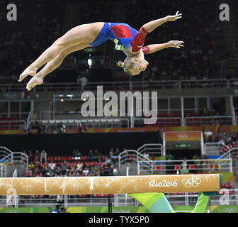 Gymnaste russe Angelina Melnikova est airborne comme elle participe à la poutre lors de la gymnastique artistique féminine qualifications des Jeux Olympiques de Rio 2016 à Rio de Janeiro, Brésil, 7 août 2016. La Chine, la Russie et les États-Unis devraient s'affronter pour la médaille d'or. Photo de Mike Theiler/UPI Banque D'Images