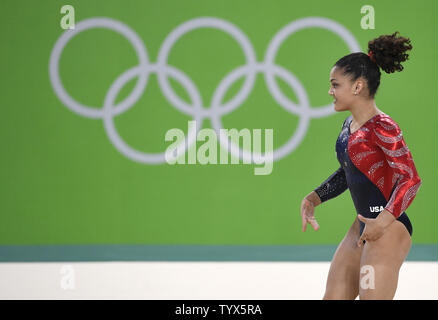 Gymnaste américaine Lauren Hernandez effectue sa routine au sol au cours de la gymnastique artistique féminine qualifications des Jeux Olympiques de Rio 2016 à Rio de Janeiro, Brésil, 7 août 2016. L'équipe américaine devrait concourir pour la médaille d'or avec les Chinois et les équipes russes. Photo de Mike Theiler/UPI Banque D'Images