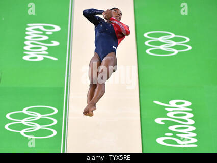 Gymnaste américain Simone Biles participe à la base de qualifications au Jeux Olympiques d'été de Rio 2016 à Rio de Janeiro, Brésil, 6 août 2016. Photo par Kevin Dietsch/UPI Banque D'Images