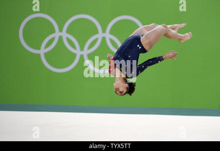 Gymnaste américaine Lauren Hernandez effectue sa routine au sol au cours de la gymnastique artistique féminine qualifications des Jeux Olympiques de Rio 2016 à Rio de Janeiro, Brésil, 7 août 2016. L'équipe américaine devrait concourir pour la médaille d'or avec les Chinois et les équipes russes. Photo de Mike Theiler/UPI Banque D'Images