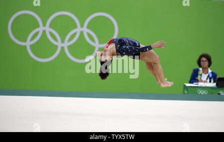 Gymnaste américaine Lauren Hernandez effectue sa routine au sol au cours de la gymnastique artistique féminine qualifications des Jeux Olympiques de Rio 2016 à Rio de Janeiro, Brésil, 7 août 2016. L'équipe américaine devrait concourir pour la médaille d'or avec les Chinois et les équipes russes. Photo de Mike Theiler/UPI Banque D'Images