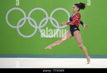Gymnaste américaine Lauren Hernandez effectue sa routine au sol au cours de la gymnastique artistique féminine qualifications des Jeux Olympiques de Rio 2016 à Rio de Janeiro, Brésil, 7 août 2016. L'équipe américaine devrait concourir pour la médaille d'or avec les Chinois et les équipes russes. Photo de Mike Theiler/UPI Banque D'Images