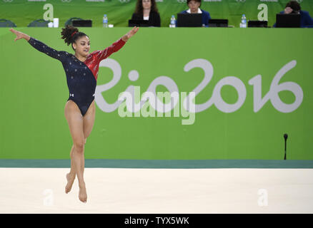 Gymnaste américaine Lauren Hernandez effectue sa routine au sol au cours de la gymnastique artistique féminine qualifications des Jeux Olympiques de Rio 2016 à Rio de Janeiro, Brésil, 7 août 2016. L'équipe américaine devrait concourir pour la médaille d'or avec les Chinois et les équipes russes. Photo de Mike Theiler/UPI Banque D'Images
