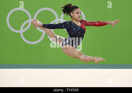 Gymnaste américaine Lauren Hernandez effectue sa routine au sol au cours de la gymnastique artistique féminine qualifications des Jeux Olympiques de Rio 2016 à Rio de Janeiro, Brésil, 7 août 2016. L'équipe américaine devrait concourir pour la médaille d'or avec les Chinois et les équipes russes. Photo de Mike Theiler/UPI Banque D'Images