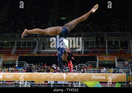 Gymnaste américain Simone Biles participe à la poutre lors de la qualification aux Jeux Olympiques de Rio 2016 à Rio de Janeiro, Brésil, 6 août 2016. Photo par Kevin Dietsch/UPI Banque D'Images