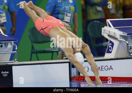 America's Conor Dwyer participe à la chaleur de la six men's 200m nage libre aux Jeux olympiques de natation au stade des Jeux Olympiques de Rio 2016 à Rio de Janeiro, Brésil, le 7 août 2016. Dwyer a remporté sa vague avec un temps de 1:45,95. Photo de Matthew Healey/UPI Banque D'Images