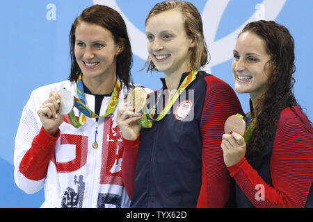 Les médaillés de l'Women's 400m nage libre de gauche Grand Britains Carlin Jazz avec l'argent, l'America's Katie Ledecky avec de l'or et de l'America's Leah Smith avec le Bronze posent pour une photo au stade de natation olympique au Jeux Olympiques de Rio 2016 à Rio de Janeiro, Brésil, le 7 août 2016. Photo de Matthew Healey/UPI Banque D'Images