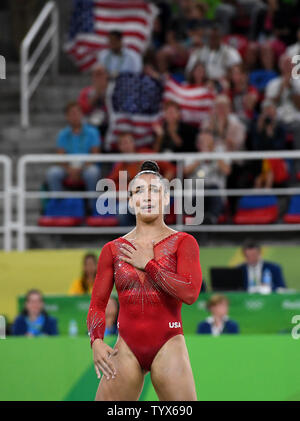 Aly Raisman des États-Unis réagit après une routine au féminin tout autour en gymnastique artistique à la HSBC Arena (Arena Ol'mpica do Rio) au 2016 Jeux Olympiques d'été de Rio à Rio de Janeiro, Brésil, le 11 août 2016. Photo par Terry Schmitt/UPI Banque D'Images