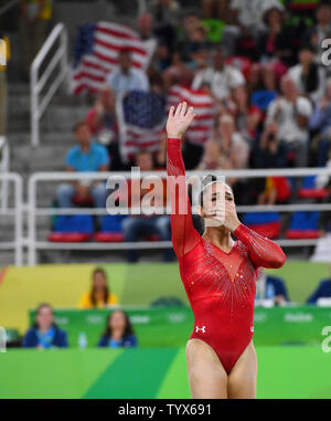 Aly Raisman des États-Unis réagit après une routine au féminin tout autour en gymnastique artistique à la HSBC Arena (Arena Ol'mpica do Rio) au 2016 Jeux Olympiques d'été de Rio à Rio de Janeiro, Brésil, le 11 août 2016. Simone Biles a remporté une médaille d'or en tout autour de la concurrence et coéquipier Aly Raisman, a remporté une médaille d'argent à l'événement. Photo par Terry Schmitt/UPI Banque D'Images