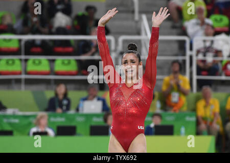 Aly Raisman des États-Unis réagit après une routine au féminin tout autour en gymnastique artistique à la HSBC Arena (Arena Ol'mpica do Rio) au 2016 Jeux Olympiques d'été de Rio à Rio de Janeiro, Brésil, le 11 août 2016. Simone Biles a remporté une médaille d'or en tout autour de la concurrence et coéquipier Aly Raisman, a remporté une médaille d'argent à l'événement. Photo par Terry Schmitt/UPI Banque D'Images