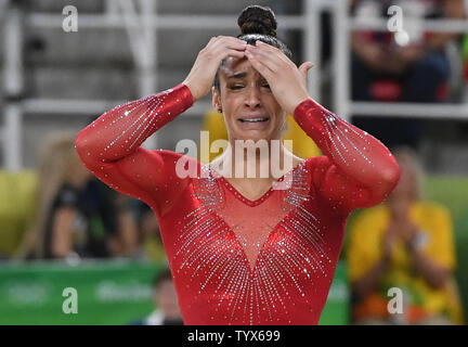 Aly Raisman des États-Unis réagit après une routine au féminin tout autour en gymnastique artistique à la HSBC Arena (Arena Ol'mpica do Rio) au 2016 Jeux Olympiques d'été de Rio à Rio de Janeiro, Brésil, le 11 août 2016. Simone Biles a remporté une médaille d'or en tout autour de la concurrence et coéquipier Aly Raisman, a remporté une médaille d'argent à l'événement. Photo par Terry Schmitt/UPI Banque D'Images