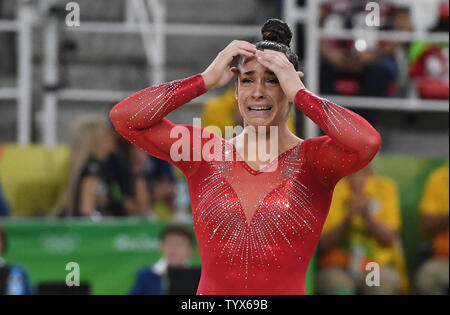 Aly Raisman des États-Unis réagit après une routine au féminin tout autour en gymnastique artistique à la HSBC Arena (Arena Ol'mpica do Rio) au 2016 Jeux Olympiques d'été de Rio à Rio de Janeiro, Brésil, le 11 août 2016. Simone Biles a remporté une médaille d'or en tout autour de la concurrence et coéquipier Aly Raisman, a remporté une médaille d'argent à l'événement. Photo par Terry Schmitt/UPI Banque D'Images