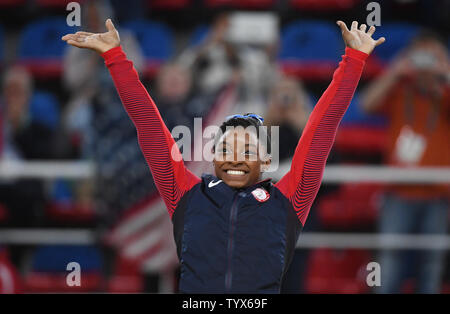 Simone Biles des États-Unis soulève ses mains dans l'air à la cérémonie de remise des médailles après l'individu tout autour en gymnastique artistique à la HSBC Arena (Arena Ol'mpica do Rio) au 2016 Jeux Olympiques d'été de Rio à Rio de Janeiro, Brésil, le 11 août 2016. Simone Biles des États-Unis a remporté la médaille d'or. Photo par Terry Schmitt/UPI Banque D'Images