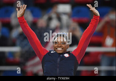 Simone Biles des États-Unis soulève ses mains dans l'air à la cérémonie de remise des médailles après l'individu tout autour en gymnastique artistique à la HSBC Arena (Arena Ol'mpica do Rio) au 2016 Jeux Olympiques d'été de Rio à Rio de Janeiro, Brésil, le 11 août 2016. Simone Biles des États-Unis a remporté la médaille d'or. Photo par Terry Schmitt/UPI Banque D'Images