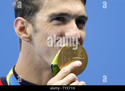 Michael Phelps, de l'United States célèbre avec ses coéquipiers après avoir remporté la médaille d'or chez les hommes 4x200m relais nage libre aux Jeux olympiques de natation au stade des Jeux Olympiques de Rio 2016 à Rio de Janeiro, Brésil, le 9 août 2016. Les États-Unis a remporté la médaille d'or et Michael Phelps remporte sa 21e médaille d'or. Photo de Matthew Healey/UPI Banque D'Images