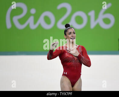 Aly Raisman des États-Unis réagit après une routine dans l'exercice au sol dans la gymnastique artistique féminine concours général individuel finales des Jeux Olympiques d'été de Rio 2016 à Rio de Janeiro, Brésil, le 11 août 2016. Simone Biles a remporté une médaille d'or en tout autour de la concurrence et coéquipier Aly Raisman, a remporté une médaille d'argent en cas photo de Mike Theiler/UPI Banque D'Images