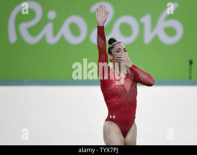 Aly Raisman des États-Unis réagit après une routine dans l'exercice au sol dans la gymnastique artistique féminine concours général individuel finales des Jeux Olympiques d'été de Rio 2016 à Rio de Janeiro, Brésil, le 11 août 2016. Simone Biles a remporté une médaille d'or en tout autour de la concurrence et coéquipier Aly Raisman, a remporté une médaille d'argent en cas photo de Mike Theiler/UPI Banque D'Images