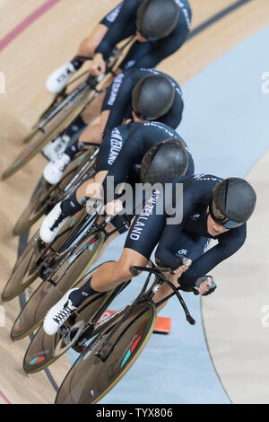 Les cyclistes de l'équipe de la Nouvelle Zélande La concurrence dans la poursuite par équipe hommes tour de qualification au vélodrome olympique de Rio au cours de l'été 2016 Jeux Olympiques à Rio de Janeiro, Brésil, le 11 août 2016. La Nouvelle-Zélande qualifiée pour le prochain tour avec un temps de 3:55,977. Photo de Richard Ellis/UPI.. Banque D'Images