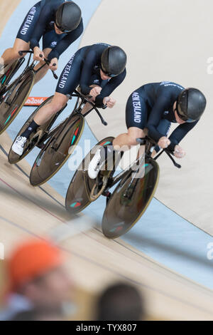 Les cyclistes de l'équipe de la Nouvelle Zélande La concurrence dans la poursuite par équipe hommes tour de qualification au vélodrome olympique de Rio au cours de l'été 2016 Jeux Olympiques à Rio de Janeiro, Brésil, le 11 août 2016. La Nouvelle-Zélande qualifiée pour le prochain tour avec un temps de 3:55,977. Photo de Richard Ellis/UPI.. Banque D'Images