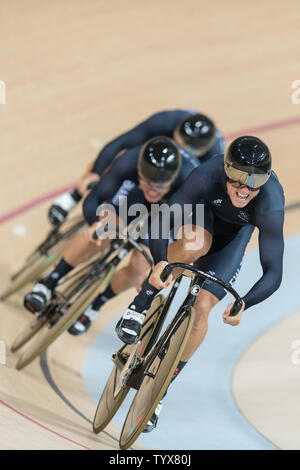 Les cyclistes de l'équipe de la Nouvelle Zélande La concurrence dans l'équipe masculine du printemps premier tour au Rio Vélodrome Olympique au cours de l'été 2016 Jeux Olympiques à Rio de Janeiro, Brésil, le 11 août 2016. La Nouvelle-Zélande qualifiée pour le tour final et définir et record olympique avec un temps de 42,535. Photo de Richard Ellis/UPI.. Banque D'Images