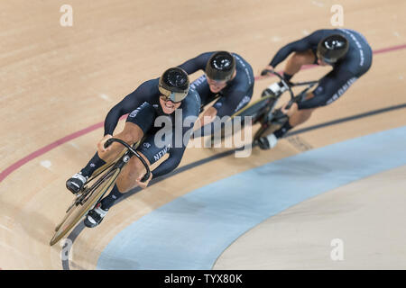 Les cyclistes de l'équipe de la Nouvelle Zélande La concurrence dans l'équipe masculine du printemps premier tour au Rio Vélodrome Olympique au cours de l'été 2016 Jeux Olympiques à Rio de Janeiro, Brésil, le 11 août 2016. La Nouvelle-Zélande qualifiée pour le tour final et définir et record olympique avec un temps de 42,535. Photo de Richard Ellis/UPI.. Banque D'Images