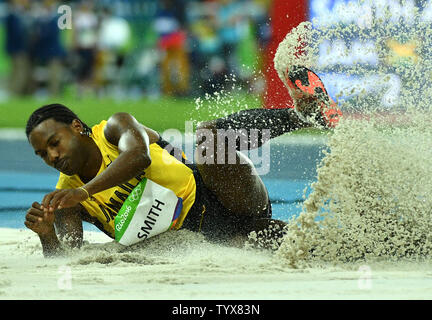 Aubrey Smith de la Jamaïque fait concurrence au saut en tour de qualification au Jeux Olympiques d'été de Rio 2016 à Rio de Janeiro, Brésil, le 12 août 2016. Photo par Kevin Dietsch/UPI Banque D'Images