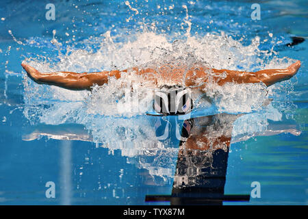 Michael Phelps États-unis reflète dans la piscine comme il nage en surface pour une médaille d'égalité dans l'épreuve du 100m papillon dans le stade olympique de natation au Jeux Olympiques d'été de Rio 2016 à Rio de Janeiro, Brésil, le 12 août 2016. Photo de Richard Ellis/UPI Banque D'Images