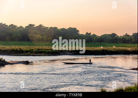 Sur les rives de la rivière Narayani dans Chitwan, Népal Banque D'Images