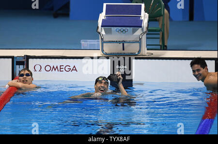 Joseph la scolarité (NAS) remporte le 100m papillon hommes médaille d'USA sur Michael Phelps (C) avec un temps de 50,39 dans le stade olympique de natation au Jeux Olympiques d'été de Rio 2016 à Rio de Janeiro, Brésil, le 12 août 2016. Photo de Richard Ellis/UPI Banque D'Images