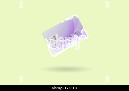 Carte de crédit violet congelé dans un bloc de glace sur fond jaune. Le concept d'instant gel d'une carte de crédit ou compte bancaire pour fins de sécurité Banque D'Images