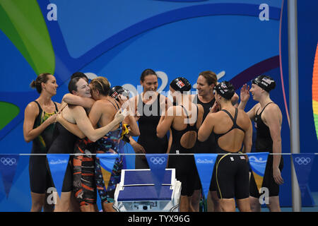 Les Danois et United States women's équipes relais embrasser après avoir remporté des médailles dans le 4 x 100 m relais quatre nages finale au Stade olympique de natation au Jeux Olympiques d'été de Rio 2016 à Rio de Janeiro, Brésil, le 13 août 2016. Les États-Unis a remporté la médaille d'argent et de l'Australie, Danemark le bronze. Photo de Richard Ellis/UPI.. Banque D'Images