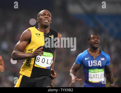 La Jamaïque Usain Bolt remporte le 100m comme USA's Justin Gatlin (R) réagit à gagner de l'argent dans le stade olympique au Jeux Olympiques de Rio 2016 à Rio de Janeiro, Brésil, le 14 août 2016. Bolt a remporté l'or avec un temps de 9,86 secondes. Photo par Terry Schmitt/UPI Banque D'Images