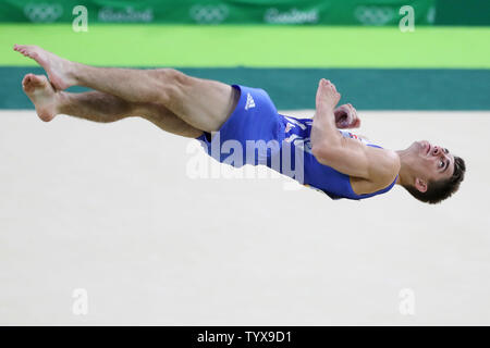 La société britannique Max Whitlock participe à l'exercice final dans l'Arène Olympique de Rio au Jeux Olympiques d'été de Rio 2016 à Rio de Janeiro, Brésil, le 14 août 2016. Whitlock a pris l'or avec une note de 15,633. Photo de Matthew Healey/UPI Banque D'Images