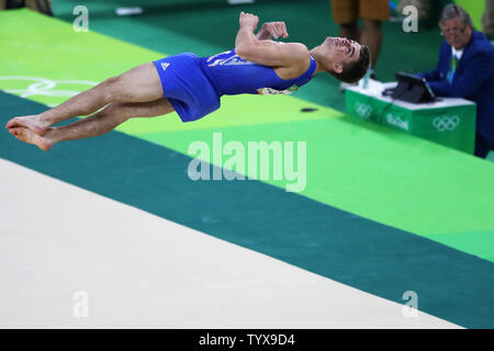 La société britannique Max Whitlock participe à l'exercice final dans l'Arène Olympique de Rio au Jeux Olympiques d'été de Rio 2016 à Rio de Janeiro, Brésil, le 14 août 2016. Whitlock a pris l'or avec une note de 15,633. Photo de Matthew Healey/UPI Banque D'Images