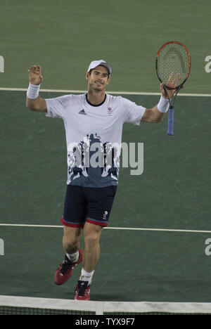 Andy Murray de Grande-bretagne célèbre après avoir remporté un long et dur match contre Juan Mart'n del Potro de l'Argentine durant la finale de tennis masculin à la Rio 2016 Jeux Olympiques d'été à Rio de Janeiro, Brésil, le 14 août 2016. Murray a remporté l'or à l'un des ensembles de trois. Photo de Richard Ellis/UPI.. Banque D'Images