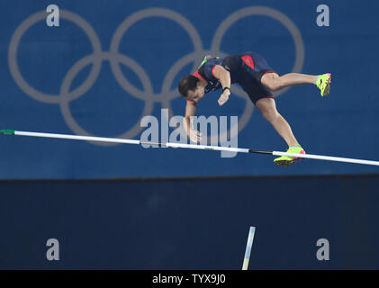 Renaud Lavillenie (FRA) participe à la perche dans le stade olympique au Jeux Olympiques de Rio 2016 à Rio de Janeiro, Brésil, le 15 août 2016. Il s'éclaircit 5.98 pour gagner la médaille d'argent. Photo de Richard Ellis/UPI Banque D'Images