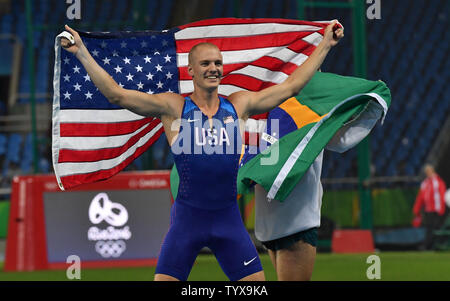 Médaillée de bronze à la perche de la Sam Kendricks USA célèbre avec gold medal Thiago Braz da Silva du Brésil dans le stade olympique au Jeux Olympiques de Rio 2016 à Rio de Janeiro, Brésil, le 15 août 2016. Richard Ellis/UPI Banque D'Images