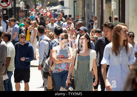 Les gens qui marchent le long de la Michigan Avenue sur une chaude journée d'été au centre-ville de Chicago IL États-unis Banque D'Images