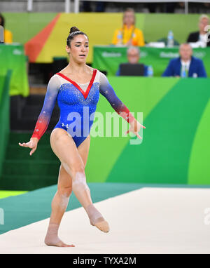 Aly Raisman des États-Unis est en compétition et remporte la médaille d'argent dans l'exercice au sol à l'Arène Olympique de la Rio 2016 Jeux Olympiques d'été à Rio de Janeiro, Brésil, le 16 août 2016. Photo par Kevin Dietsch/UPI Banque D'Images