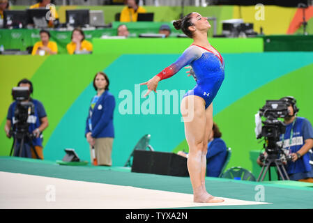 Aly Raisman des États-Unis est en compétition et remporte la médaille d'argent dans l'exercice au sol à l'Arène Olympique de la Rio 2016 Jeux Olympiques d'été à Rio de Janeiro, Brésil, le 16 août 2016. Photo par Kevin Dietsch/UPI Banque D'Images