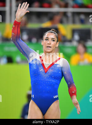 Aly Raisman des États-Unis est en compétition et remporte la médaille d'argent dans l'exercice au sol à l'Arène Olympique de la Rio 2016 Jeux Olympiques d'été à Rio de Janeiro, Brésil, le 16 août 2016. Photo par Kevin Dietsch/UPI Banque D'Images