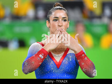 Aly Raisman des États-Unis souffle un baiser après elle participe et remporte la médaille d'argent dans l'exercice au sol à l'Arène Olympique de la Rio 2016 Jeux Olympiques d'été à Rio de Janeiro, Brésil, le 16 août 2016. Photo par Kevin Dietsch/UPI Banque D'Images