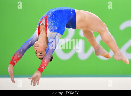 Aly Raisman des États-Unis est en compétition et remporte la médaille d'argent dans l'exercice au sol à l'Arène Olympique de la Rio 2016 Jeux Olympiques d'été à Rio de Janeiro, Brésil, le 16 août 2016. Photo par Kevin Dietsch/UPI Banque D'Images