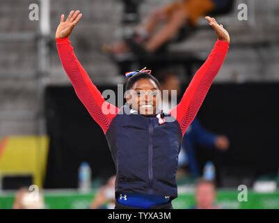 Simone Biles des États-Unis soulève ses mains en l'air après avoir remporté la médaille d'or au sol aux Jeux Olympiques d'arène de la Rio 2016 Jeux Olympiques d'été à Rio de Janeiro, Brésil, le 16 août 2016. Photo par Kevin Dietsch/UPI Banque D'Images