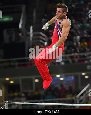 Samuel Mikulak des États-Unis est en concurrence sur la barre horizontale à la finale de l'arène olympique Jeux Olympiques d'été de Rio 2016 à Rio de Janeiro, Brésil, le 16 août 2016. Photo par Kevin Dietsch/UPI Banque D'Images