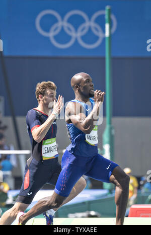 Lashawn Merritt de la United States tire d'avance sur Christophe Lemaitre de la France au cours des 200m masculin 1 Ronde 8 La chaleur dans le stade olympique au Jeux Olympiques de Rio 2016 à Rio de Janeiro, Brésil, le 16 août 2016. Gatlin a gagné la chaleur avec un temps de 20.15. Photo de Richard Ellis/UPI Banque D'Images